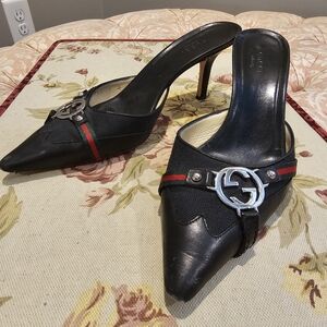 Gucci Black Leather Heels with Silver Emblem and Red-Green Stripe